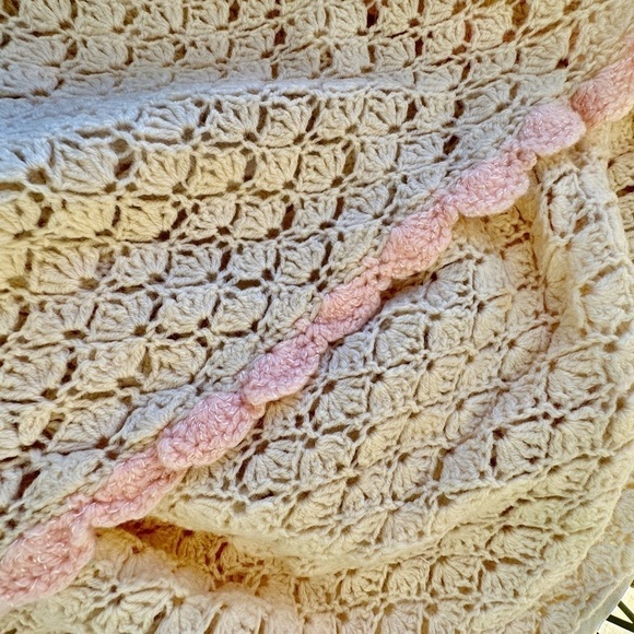 VINTAGE, BEAUTIFULLY HANDMADE, BABY BLANKET. CREAM COLOR WITH PINK TRIM. - Picture 6 of 11